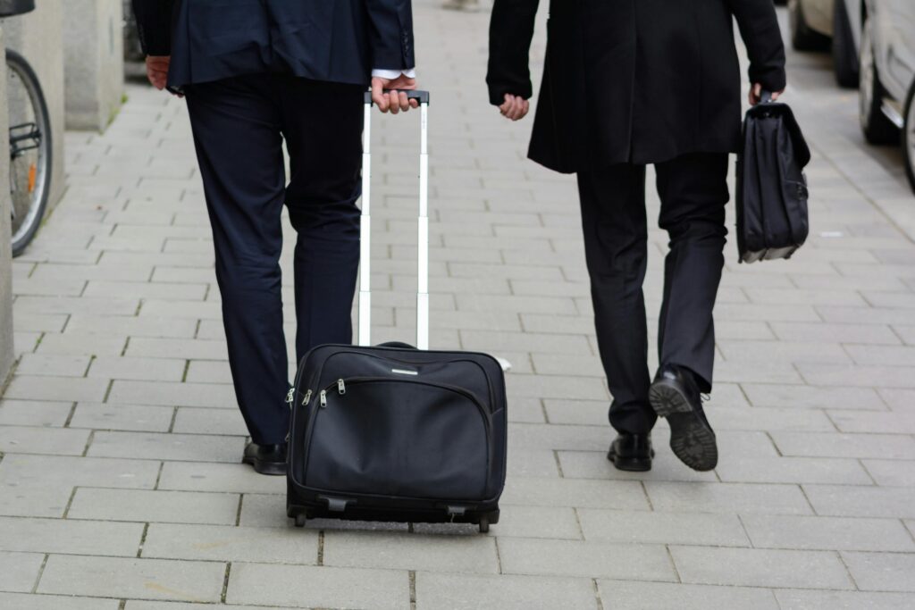 plier un costume dans une valise