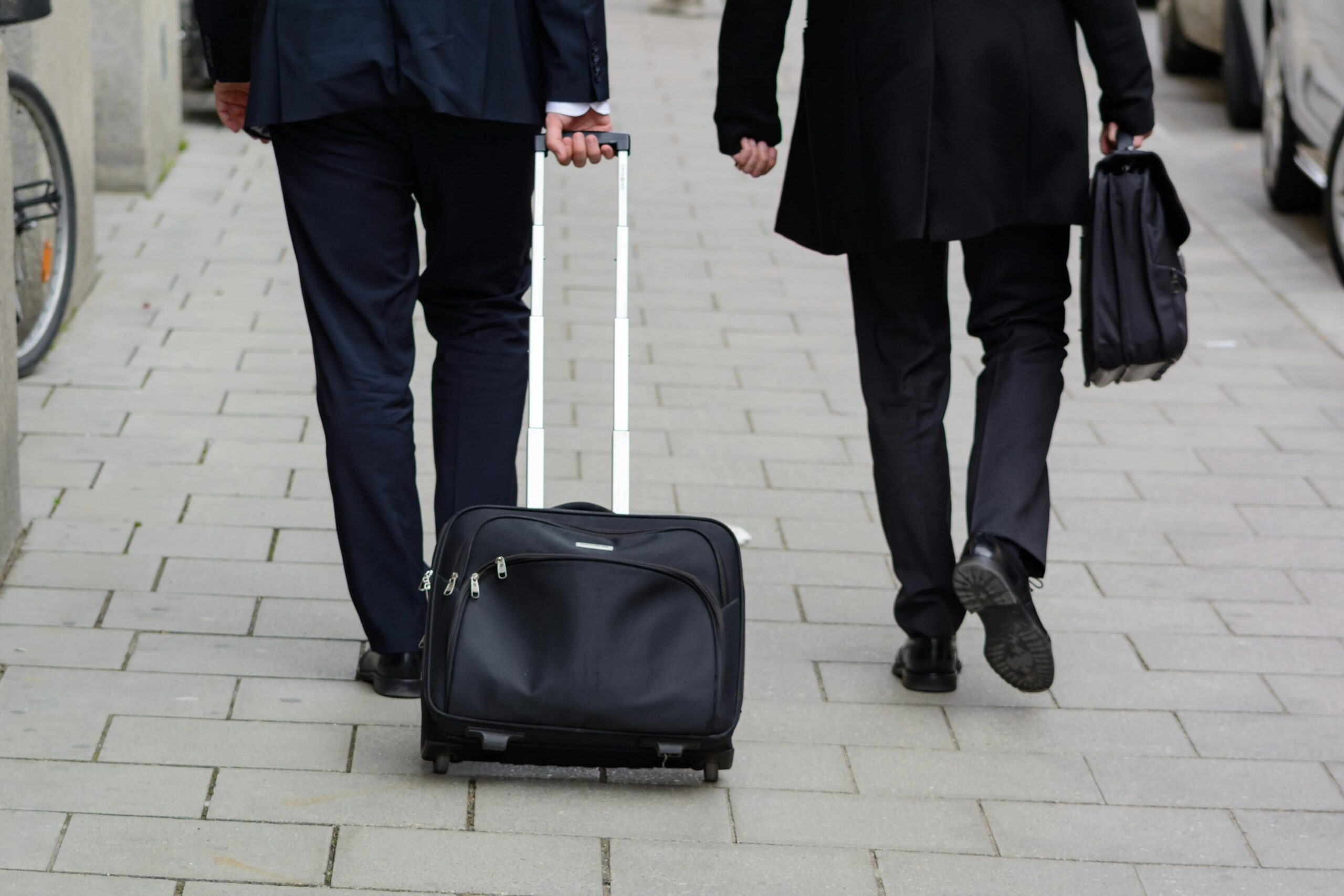 plier un costume dans une valise